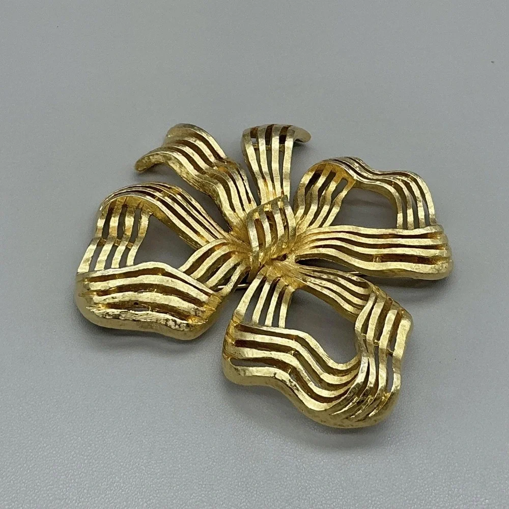 Monet Gold Tone Ribbon Bow Brooch‎ Pin Openwork Modernist Signed Costume Jewelry